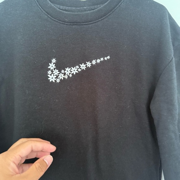 Nike Black Sweatshirt with embroidered Floral - Picture 3 of 4